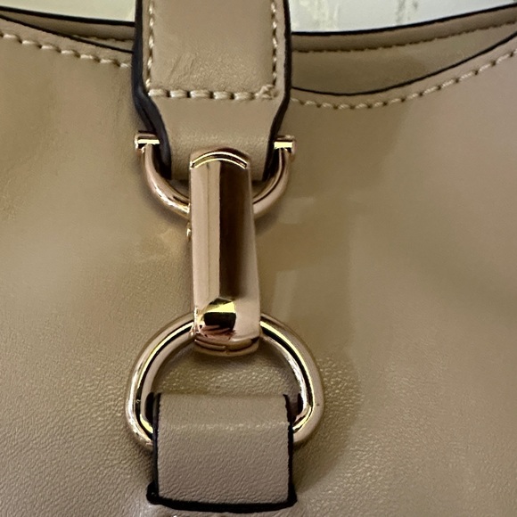 GUESS Beige Shoulder Bag - Picture 4 of 11
